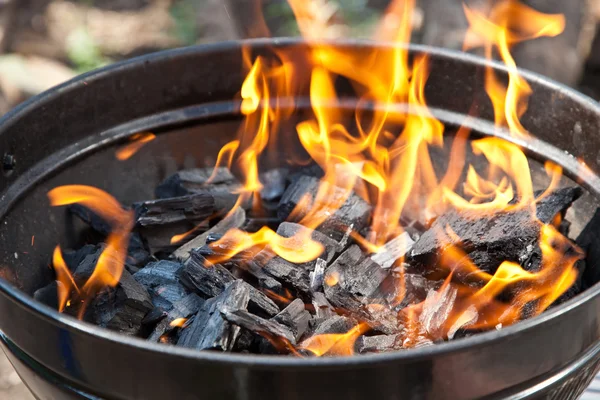Ein Grill mit Holzkohle und Flammen — Stockfoto