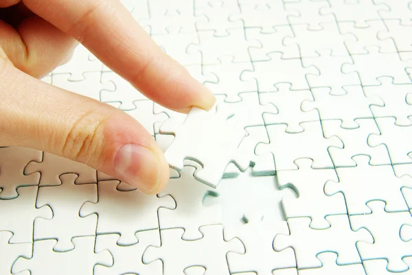 Puzzle-darabot tartó kezek — Stock Fotó