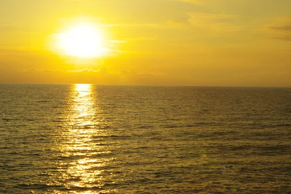 Pôr do sol sobre o mar — Fotografia de Stock