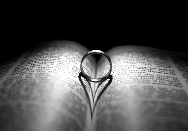 Alliance de mariage et Bible — Photo