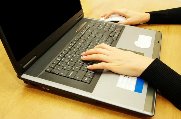 Mãos digitando no laptop — Fotografia de Stock