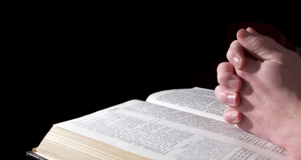 Handen op Bijbel — Stockfoto