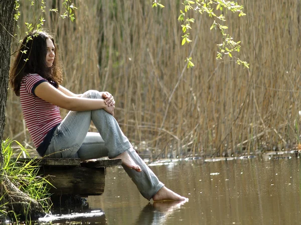 湖の近く休んで女の子 — ストック写真