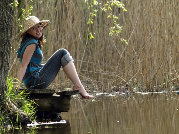 Ragazza a riposo vicino al lago — Foto Stock