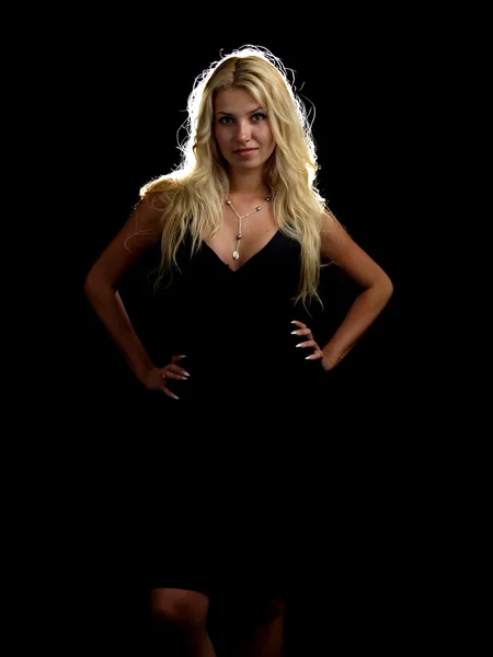 Гаряча блондинка в чорній сукні — стокове фото