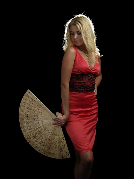 Hot ξανθιά σε κόκκινο φόρεμα με ανεμιστήρα — Φωτογραφία Αρχείου