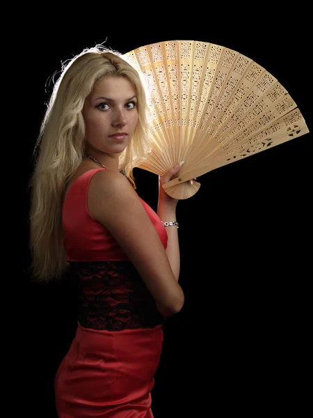 Hete blonde in rode jurk met ventilator — Stockfoto