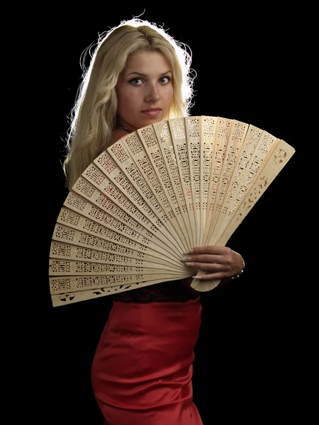Blonde chaude en robe rouge avec ventilateur — Photo