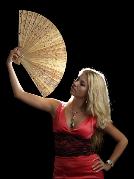 Hete blonde in rode jurk met ventilator — Stockfoto