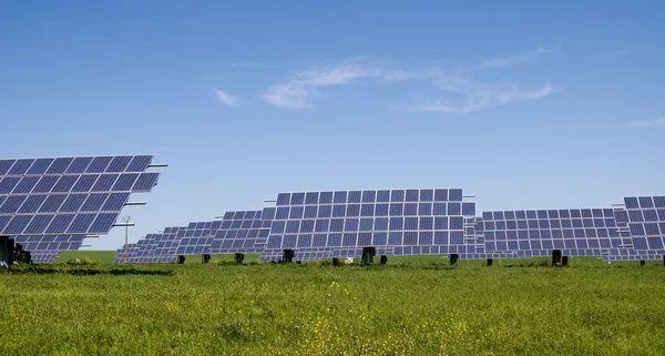 Sonnenkollektoren auf dem Feld in Spanien — Stockfoto