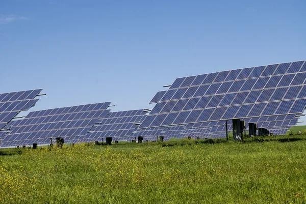 Paneles solares en el campo en España — Foto de Stock