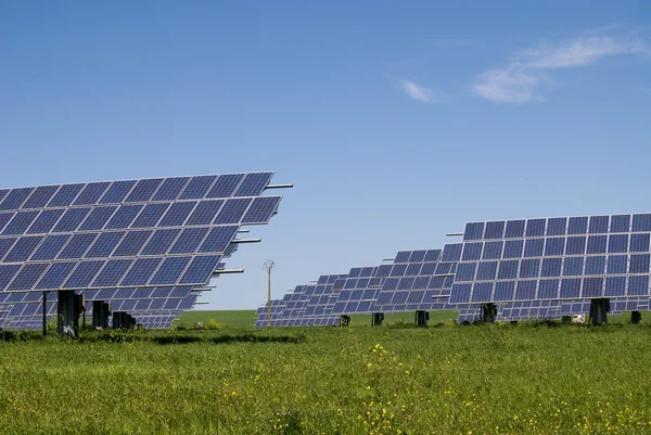 Солнечные батареи в поле в Испании — стоковое фото