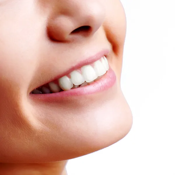 Lachende vrouw mond met grote tanden — Stockfoto