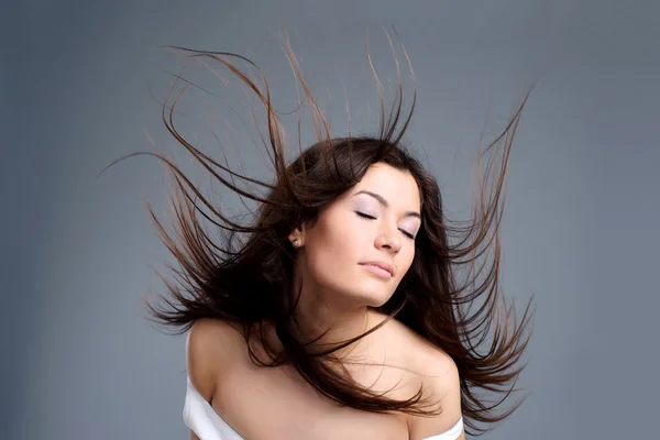 Giovane donna con capelli volanti — Foto Stock
