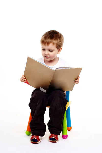Счастливый мальчик с книгой — стоковое фото