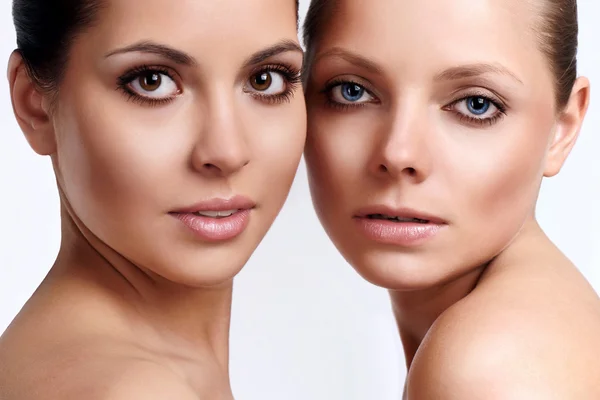 Porträt zweier Mädchen mit perfekter Haut — Stockfoto