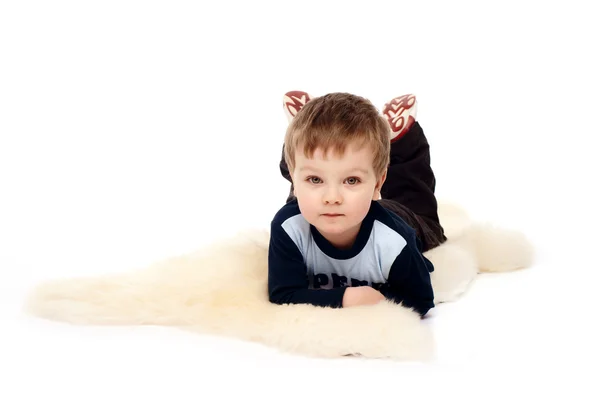 Lachender kleiner Junge auf dem Boden liegend — Stockfoto