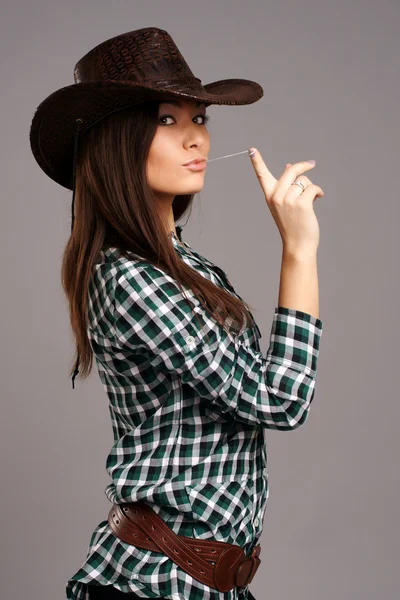 Retrato de belo cowgirll em chapéu — Fotografia de Stock