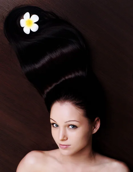 Mooi meisje met lange haren — Stockfoto