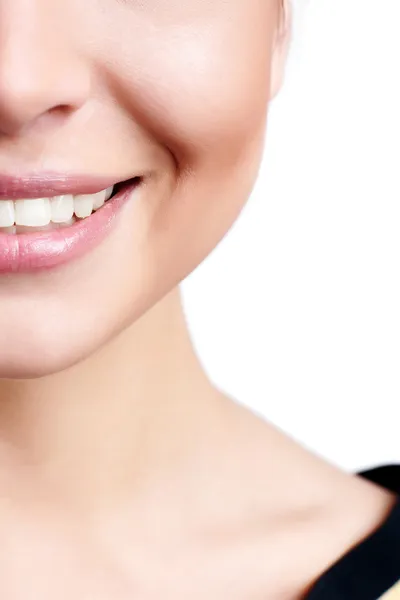 Leende kvinna mun med stora tänder. över vit bakgrund — Stockfoto