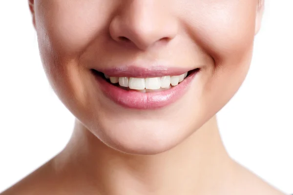 Lächelnder Frauenmund mit großen Zähnen. — Stockfoto