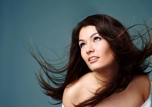 Vorderseite der Schönheit und sexy Frau mit geblasenen Haaren — Stockfoto