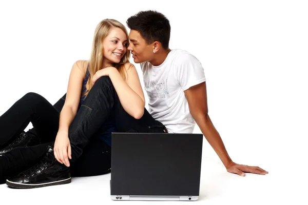 Para z laptopa, siedząc na podłodze — Zdjęcie stockowe
