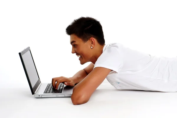 노트북을 사용 하 여 젊은 아시아 남자의 초상화 — 스톡 사진