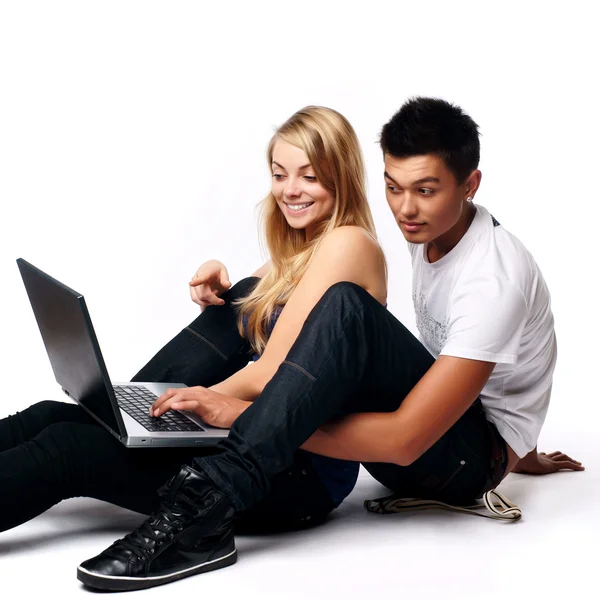 Par med laptop, sitter på golvet — Stockfoto