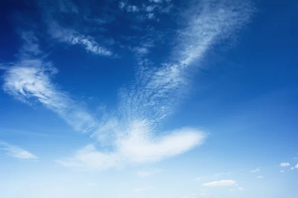 Céu azul brilhante com nuvens — Fotografia de Stock