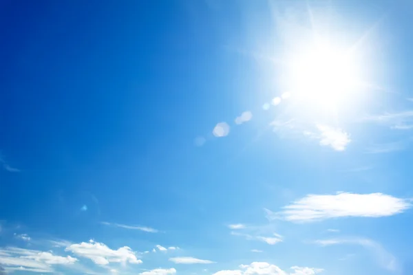 Heldere blauwe lucht met de zon die lens flare veroorzaakt — Stockfoto