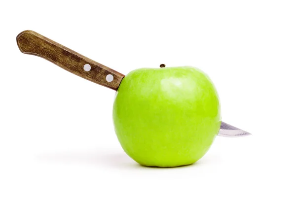 Нож в яблоке на белом фоне — стоковое фото