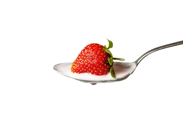 Erdbeere im Löffel voller Joghurt — Stockfoto