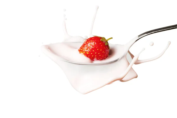 Fresa salpicando en la cuchara llena de yogur — Foto de Stock