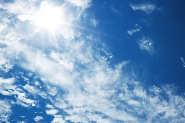 Ljus blå himmel med solen — Stockfoto