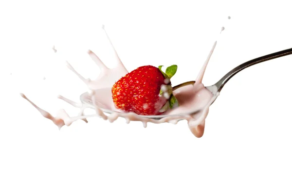 Świeże truskawki pryskającą wodą do pełna jogurt łyżka — Zdjęcie stockowe