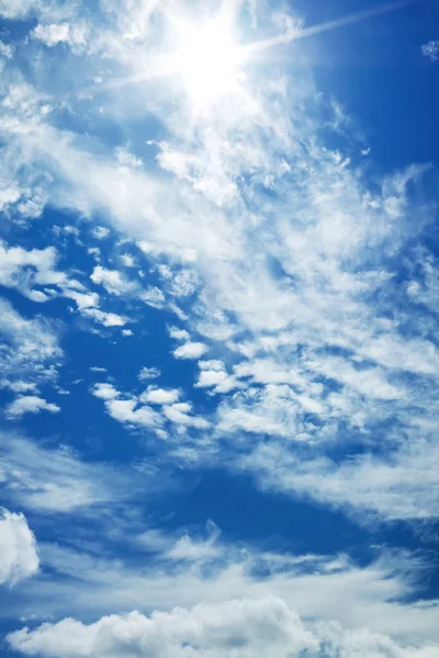 Blå himmel med solen — Stockfoto