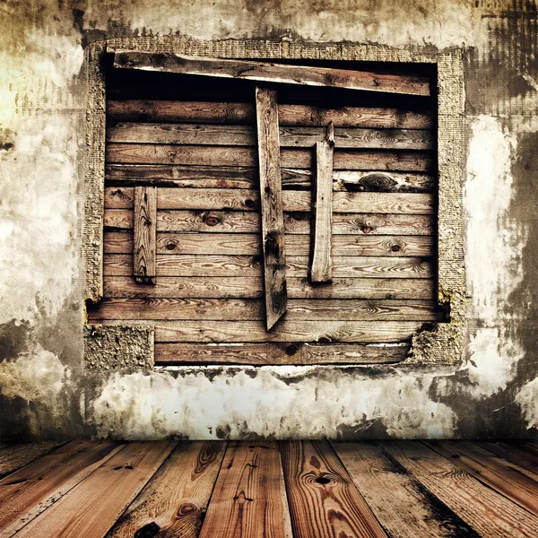 Kamer in een oud huis met dichtgetimmerd venster — Stockfoto