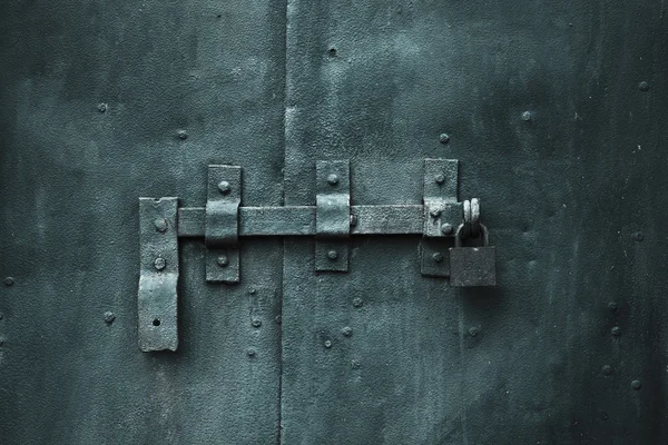 Zamknięte drzwi metalowe z zamkiem — Zdjęcie stockowe