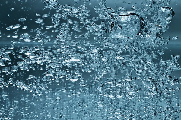 Luftbubblor i vattnet bakgrund — Stockfoto