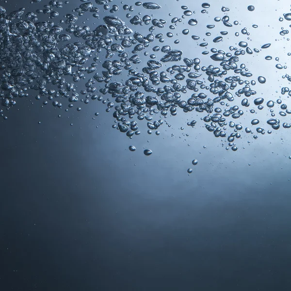 Повітряні бульбашки на фоні води — стокове фото