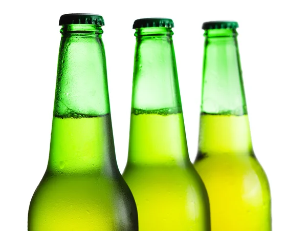 Garrafas de cerveja verde isoladas sobre branco — Fotografia de Stock