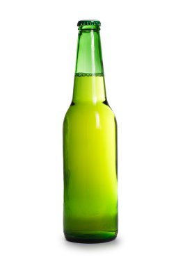 Beyaz arka plan üzerinde izole yeşil bira şişesi