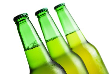 Beyaz arka plan üzerinde izole üç yeşil bira şişeleri