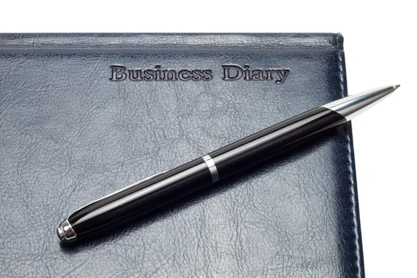 Primer plano del diario de negocios con pluma aislada sobre blanco — Foto de Stock