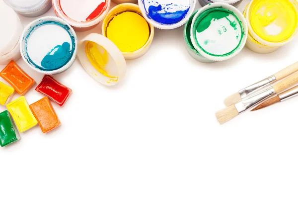 Gouache verf, aquarellen en penselen geïsoleerd over witte rug — Stockfoto