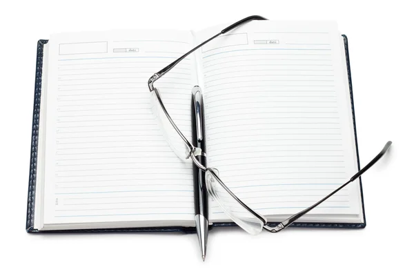 Otwarty notebook z pióra i okulary na białym tle — Zdjęcie stockowe