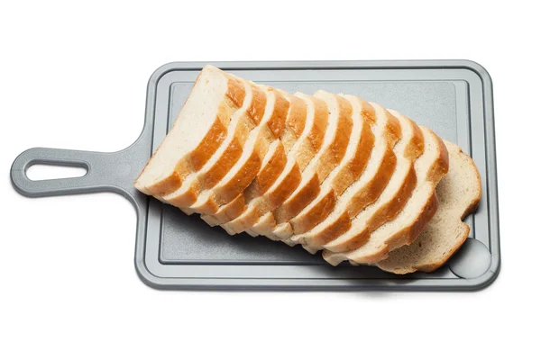Beyaz bitti izole breadboard üzerinde ekmek dilimlenmiş — Stok fotoğraf