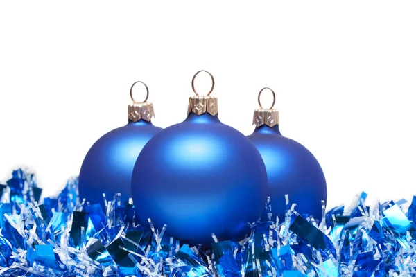 Bolas de Natal azuis com ouropel isolado em branco — Fotografia de Stock