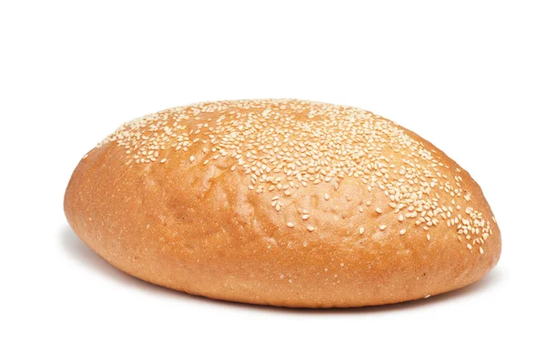 Pão com sésamo isolado sobre fundo branco — Fotografia de Stock